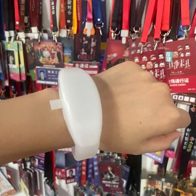 DMX-Wireless-Controller für 15 Farb- und Lichtmodi auf ferngesteuerten LED-Armbändern mit Silikon-Design